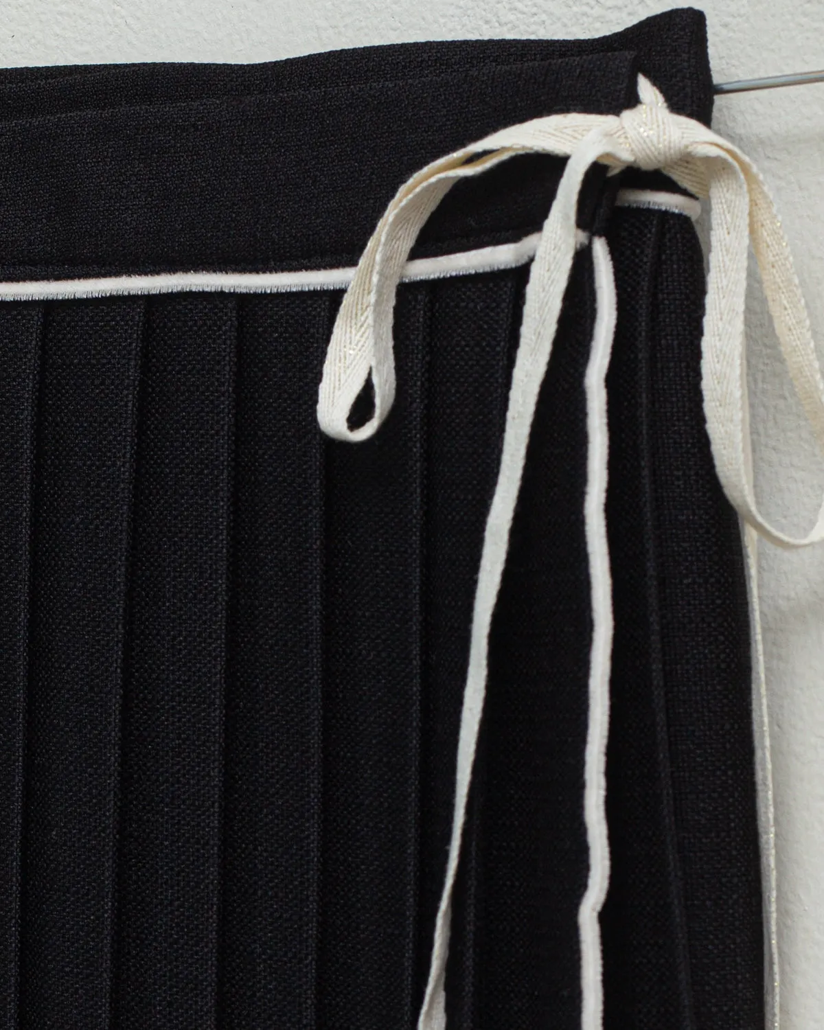 skirt pleated wrap with cream trim tie - heno black