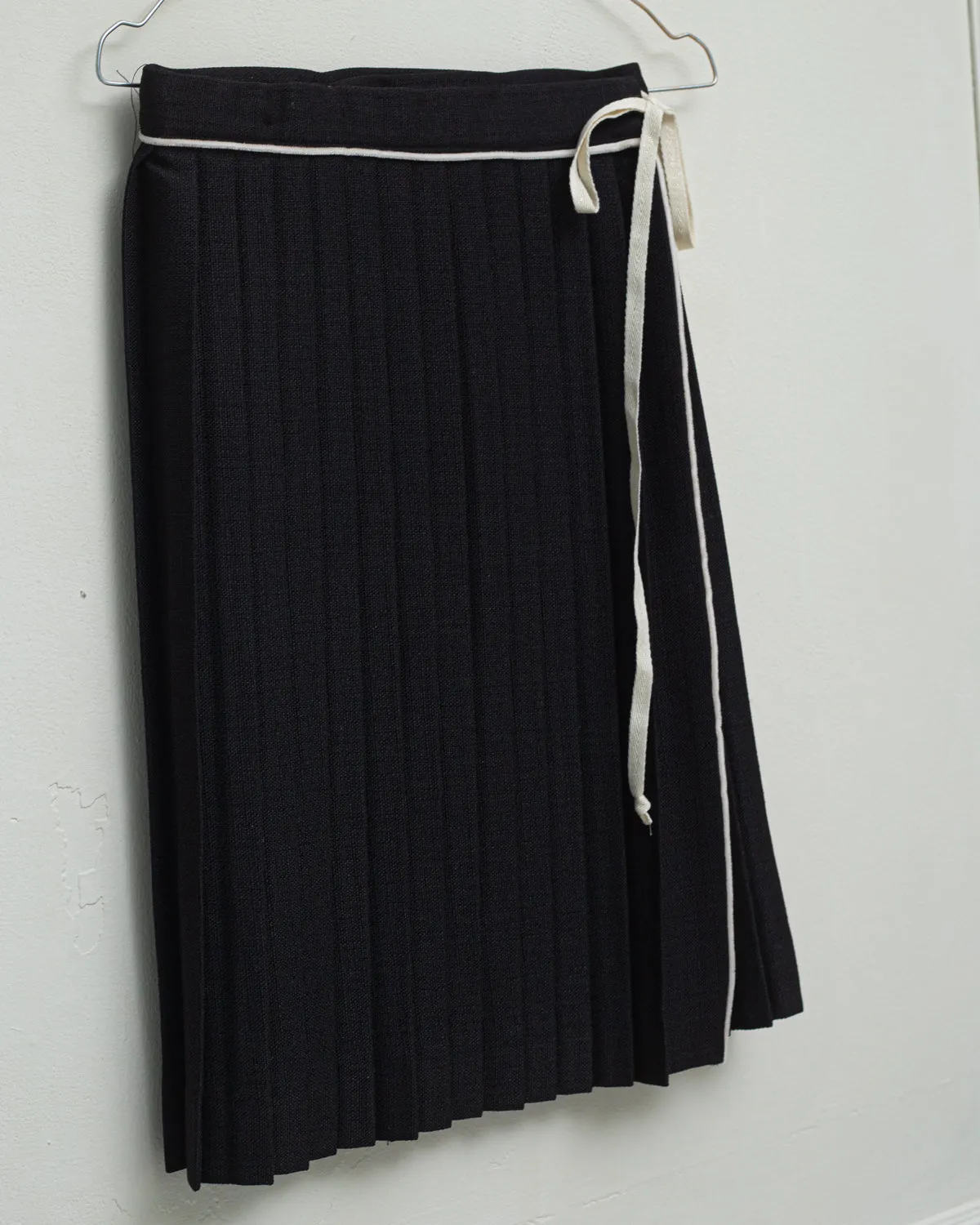 skirt pleated wrap with cream trim tie - heno black